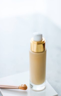 Makyaj şişesi ve mermer, makyaj fırçası