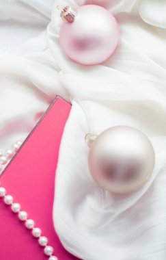 Noel tatili geçmişi, şenlikli mücevherler ve pembe mahsuller.