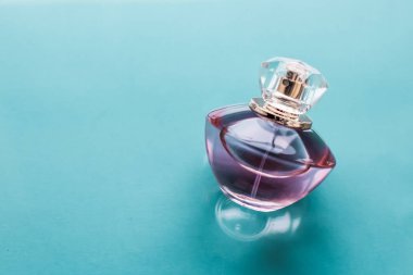 Parlak arka planda pembe parfüm şişesi, tatlı çiçek kokusu, gl