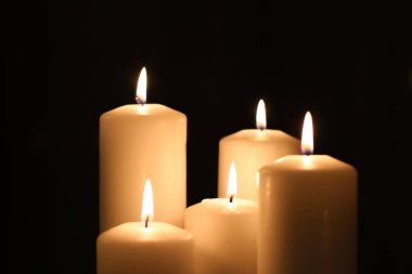 Aromatik vanilya sarısı mumlar gece, Noel, Yeni Yıl