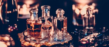 Parfüm şişeleri ve gece kaliteli koku, aroma kokusu, fra