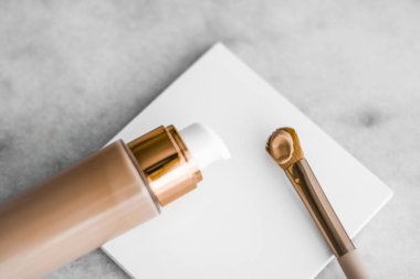 Makyaj şişesi ve mermer, makyaj fırçası