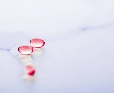 Sağlıklı beslenme için kırmızı haplar, destek hapları ve probi.