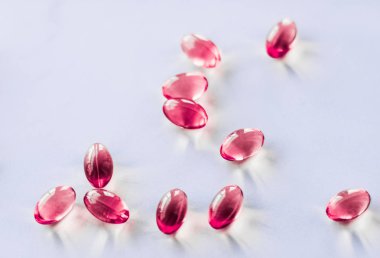 Sağlıklı beslenme için kırmızı haplar, destek hapları ve probi.