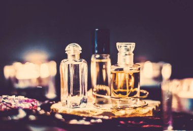 Parfüm şişeleri ve gece kaliteli koku, aroma kokusu, fra