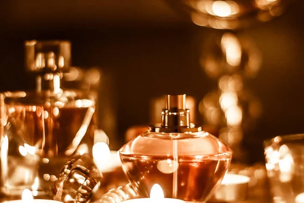 Parfum fles en vintage geur op glamour ijdelheid tafel op — Stockfoto