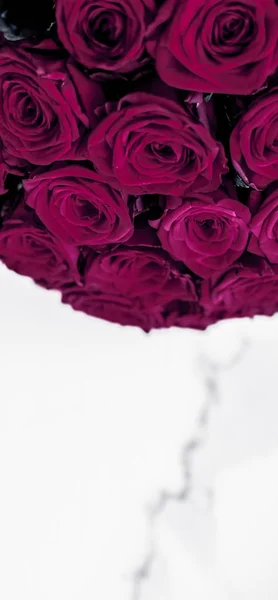 Luksusowy bukiet bordowych róż na marmurowym tle, piękne f — Zdjęcie stockowe
