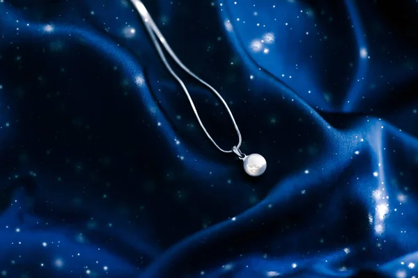 Collar de perlas de oro blanco de lujo en seda azul oscuro, invierno de vacaciones — Foto de Stock
