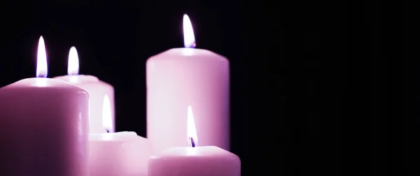 Candele floreali viola aromatiche impostate di notte, Natale, Capodanno — Foto Stock