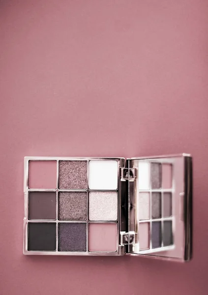 Paleta powiek i pędzel do makijażu na różowym tle, eye sha — Zdjęcie stockowe