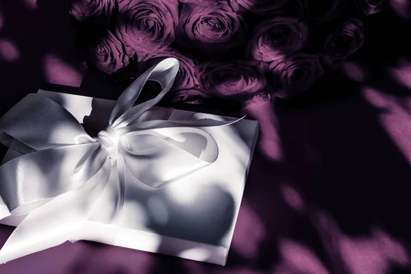 奢华假日丝绸礼盒和紫色背束玫瑰 — 图库照片
