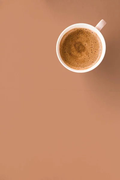 Secangkir kopi panas sebagai minuman sarapan, cangkir datar di beige kembali — Stok Foto