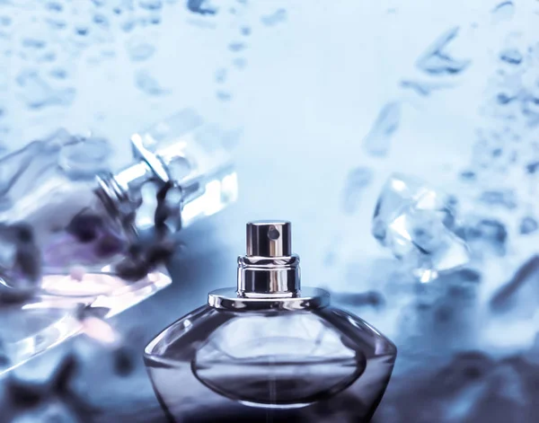Garrafa de perfume sob água azul, cheiro costeiro de mar fresco como glam — Fotografia de Stock
