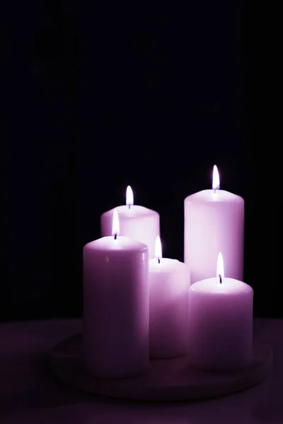 Aromatické fialové květinové svíčky nastavit v noci, Vánoce, Nový rok — Stock fotografie