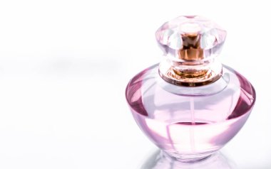 Parlak arka planda pembe parfüm şişesi, tatlı çiçek kokusu, gl