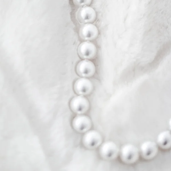 Moda de joyería de vacaciones de invierno, collar de perlas en piel backgrou —  Fotos de Stock