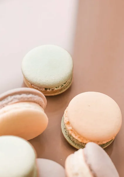 Franse macarons op crème beige achtergrond, Parijs chique cafe d — Stockfoto