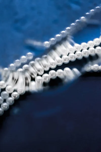 Moda de joyería costera, collar de perlas bajo respaldo de agua azul — Foto de Stock