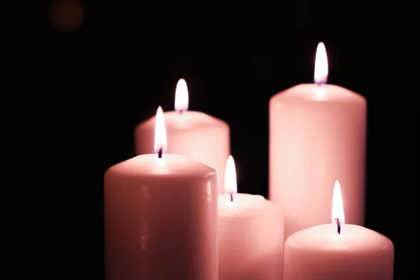 Ароматичні рожеві квіткові свічки, встановлені вночі, Різдво, нові роки. — стокове фото