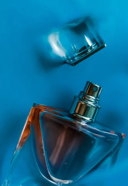 Пляшка парфумів під блакитною водою, свіжий морський прибережний аромат, як гламур — стокове фото