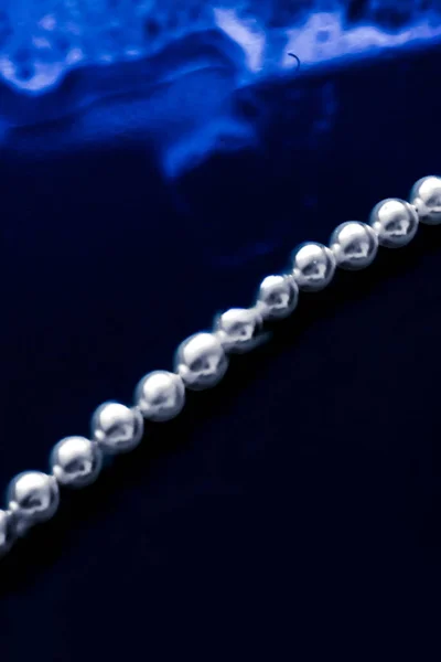 Moda de jóias costeira, colar de pérolas sob backg de água azul — Fotografia de Stock