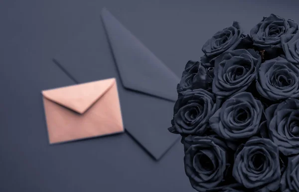 Liebesbrief und Blumenlieferung am Valentinstag, Luxus-Bouqu — Stockfoto