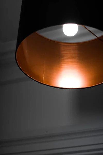 Lampa brązowa w pomieszczeniu, eleganckie, nowoczesne oświetlenie wnętrz — Zdjęcie stockowe