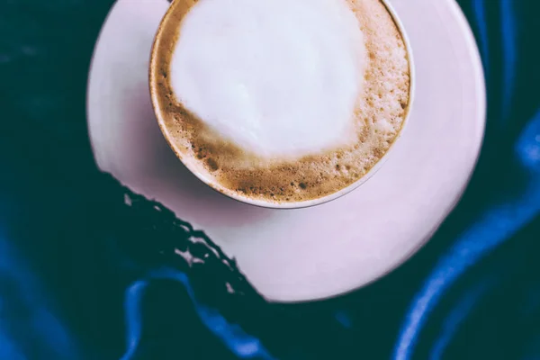 Cangkir cappuccino untuk sarapan dengan perhiasan satin dan mutiara — Stok Foto