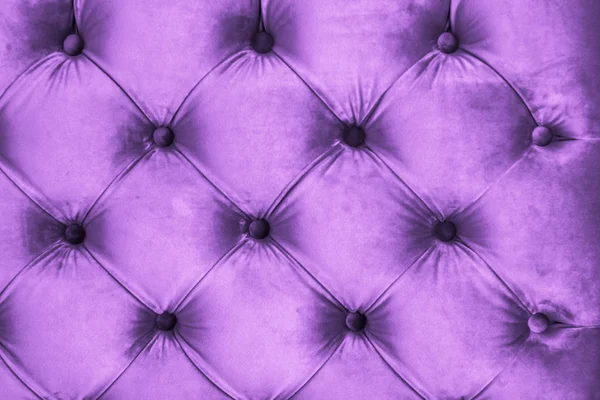 Tapicería de sofá acolchado de terciopelo de lujo púrpura con botones, elega — Foto de Stock