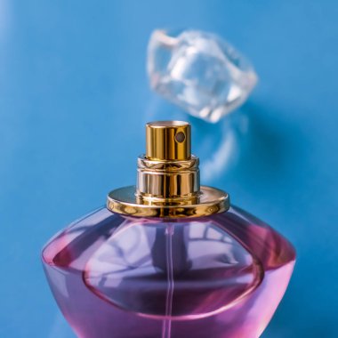 Parlak arka planda pembe parfüm şişesi, tatlı çiçek kokusu, gl