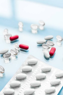 Beslenme için haplar ve kapsüller, yaşlanmayı önleyen güzellik takviyesi.