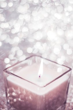 Noel 'de pembe aromalı mum ve yeni yıl parıltısı.