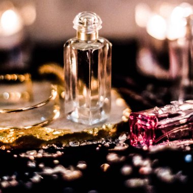 Parfüm şişeleri ve gece kaliteli koku, aroma kokusu, fra