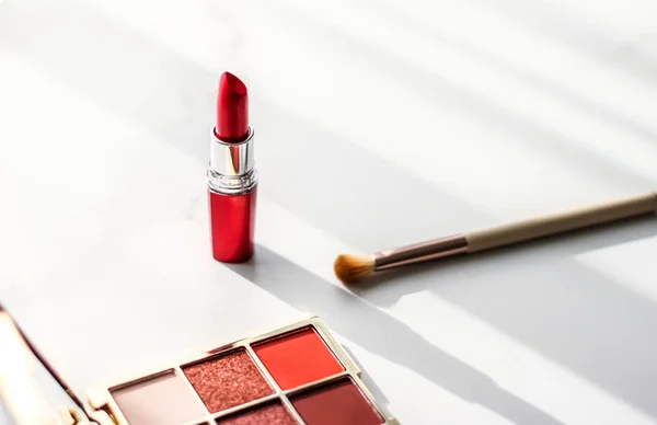 Kosmetik, Make-up-Produkte auf Marmor-Schminktisch, Lippenstift, — Stockfoto