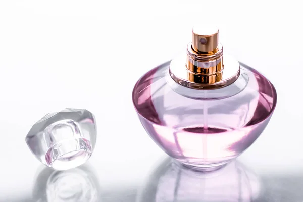 Pink perfume bottle on glossy background, sweet floral scent, gl — Stock Photo, Image