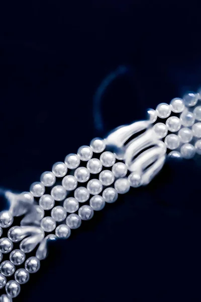 Moda de jóias costeira, colar de pérolas sob backg de água azul — Fotografia de Stock