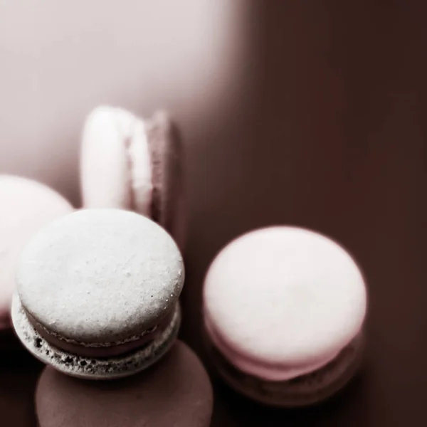 Macaroons franceses no fundo de chocolate de leite, parisiense chique caf — Fotografia de Stock