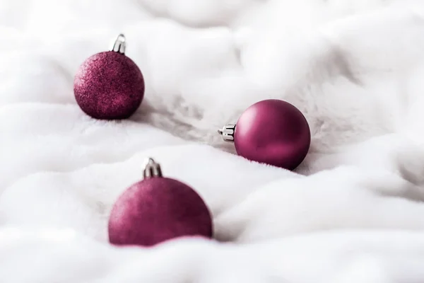 보라색 크리스마스 장식에 흰색 푹신한 모피 배경, 럭셔리 wi — 스톡 사진