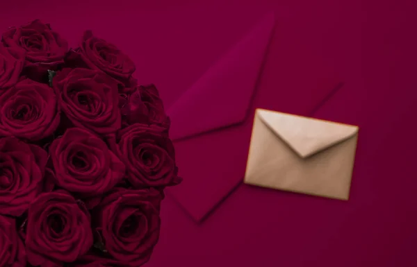 Lettera d'amore e consegna fiori a San Valentino, bouqu di lusso — Foto Stock