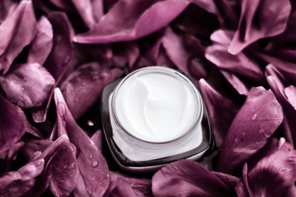 Creme hidratante de rosto luxuoso para pele facial em bac de flor rosa — Fotografia de Stock