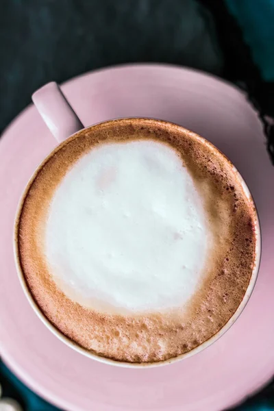 Kopp cappuccino till frukost med satin och pärlor smycken — Stockfoto