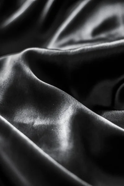 Luxe noir doux soie flatlay texture de fond, vacances glamo — Photo