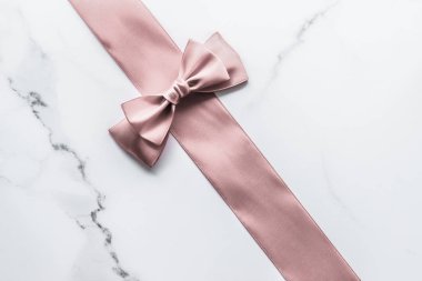 Bej ipek kurdele ve mermer arka planda fiyonk, cazibe mevcut 