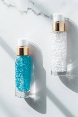 Cilt bakım serumu ve jel şişesi, nemlendirici losyon ve kaldırma 