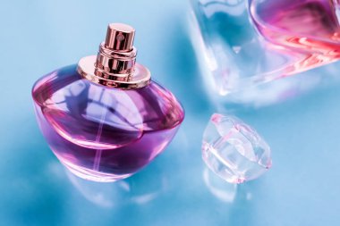 Parlak arka planda pembe parfüm şişesi, tatlı çiçek kokusu, gl