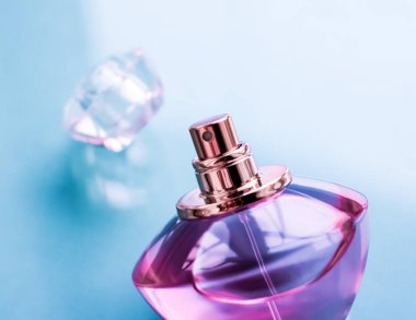 Parlak arka planda pembe parfüm şişesi, tatlı çiçek kokusu, gl