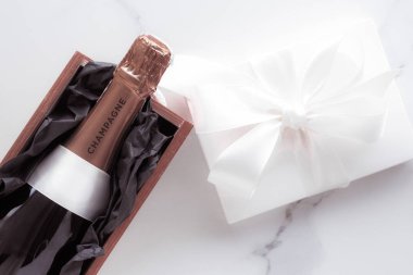 Şampanya şişesi ve mermer üzerinde hediye kutusu, yeni yıl, Noel, V