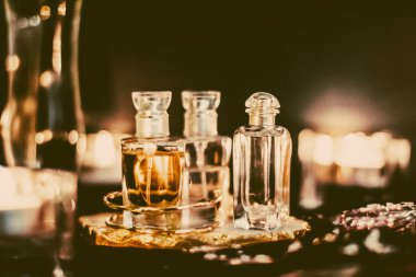 Parfüm şişeleri ve gece kaliteli koku, aroma kokusu, fra