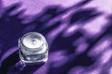 Hassas cilt için güzellik kremi, nemlendirici lüks kaplıca kooperatifi.