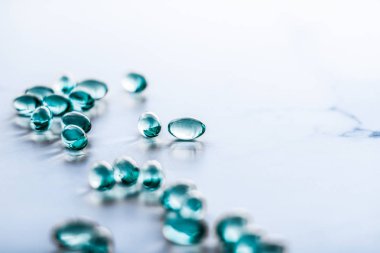 Sağlıklı beslenme için mavi haplar, destek hapları ve prob